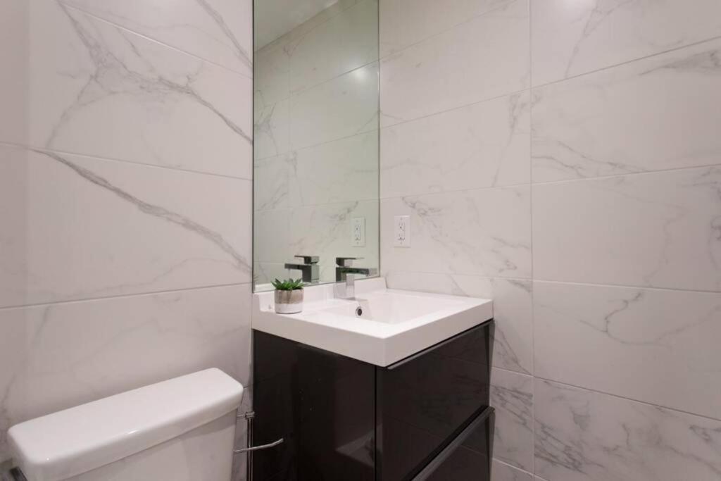 Wonderful Studio In Little Italy With Full Bath By Den Stays Montréal Exterior foto